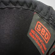 SBD Elbow Sleeves Black/Red detaljbild på etikett