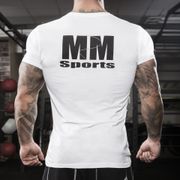 T-shirt Man White med svart MM Sports-tryck på ryggen
