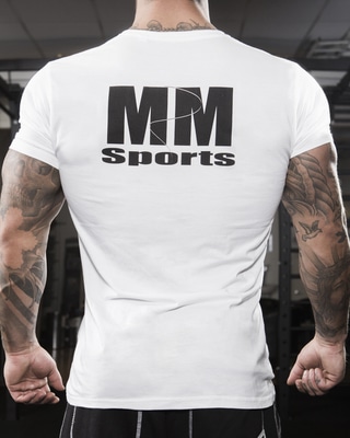 T-shirt Man White med svart MM Sports-tryck på ryggen